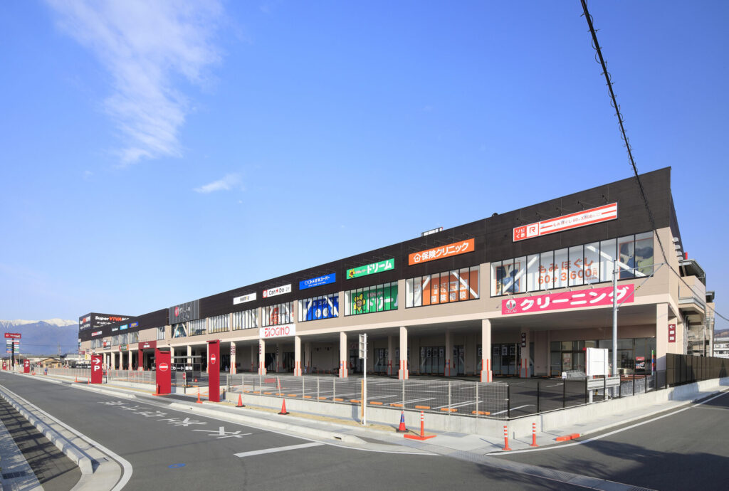 甲府市と甲斐市の両市に位置する大規模商業施設